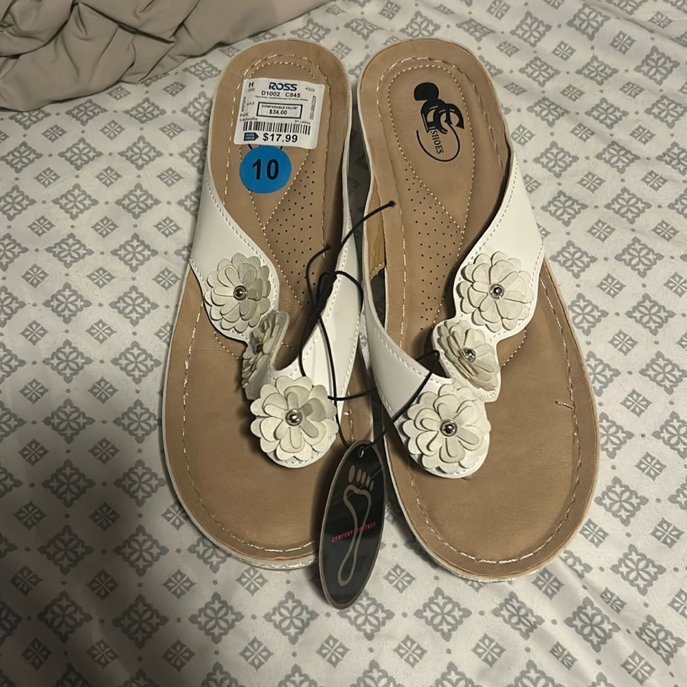 GC Shoes White Flower Flip Flop Wedges - 10 NWT